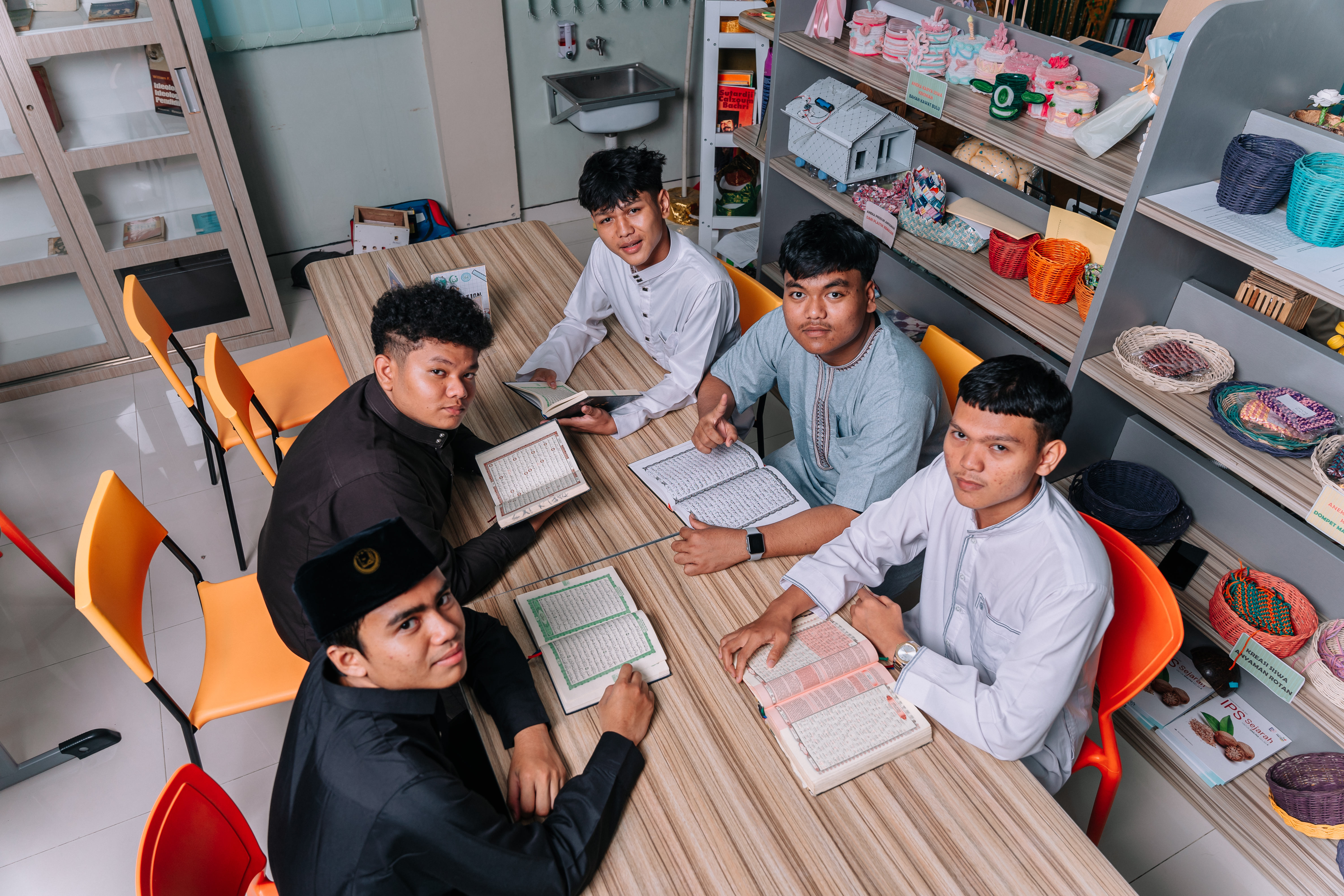 5 Cara Menumbuhkan Kecintaan Anak pada Al-Qur'an Sejak Dini