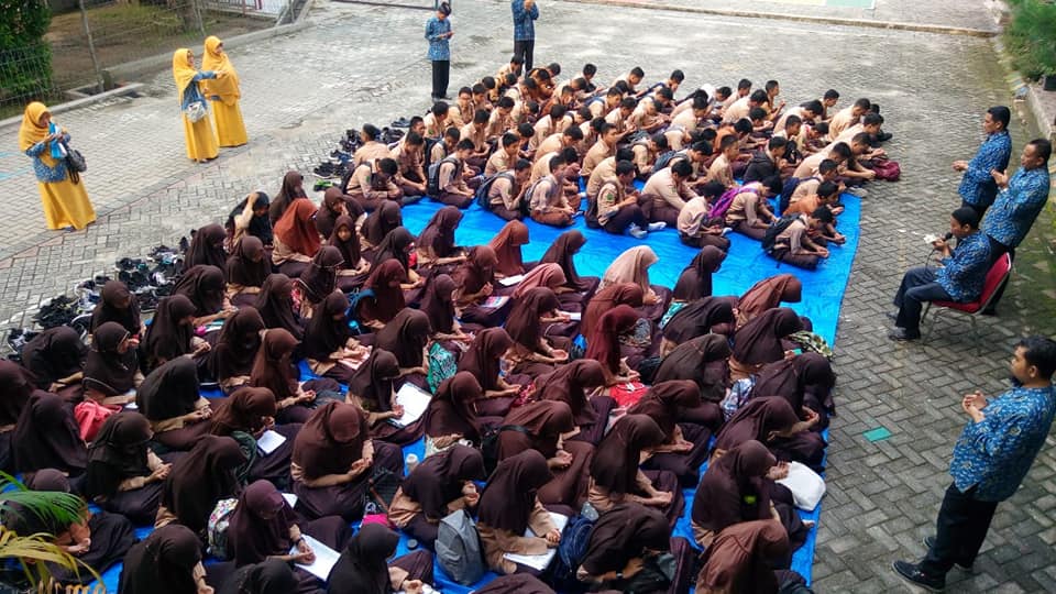 Zikir pagi dan Doa di lapangan Smp Islam As-Shofa Pekanbaru